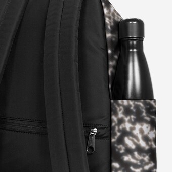 MOCHILA EASTPAK DAY PAK R  PR/BRANCO