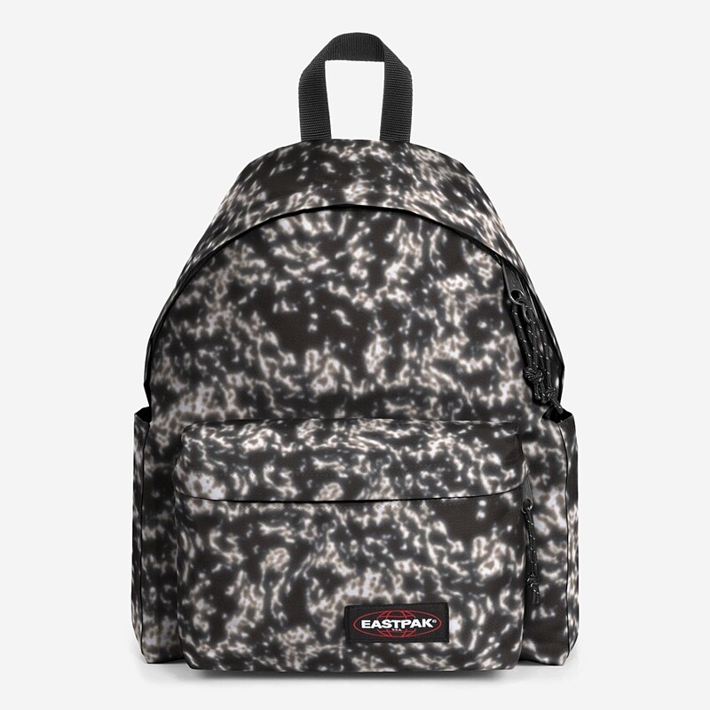 MOCHILA EASTPAK DAY PAK R  PR/BRANCO